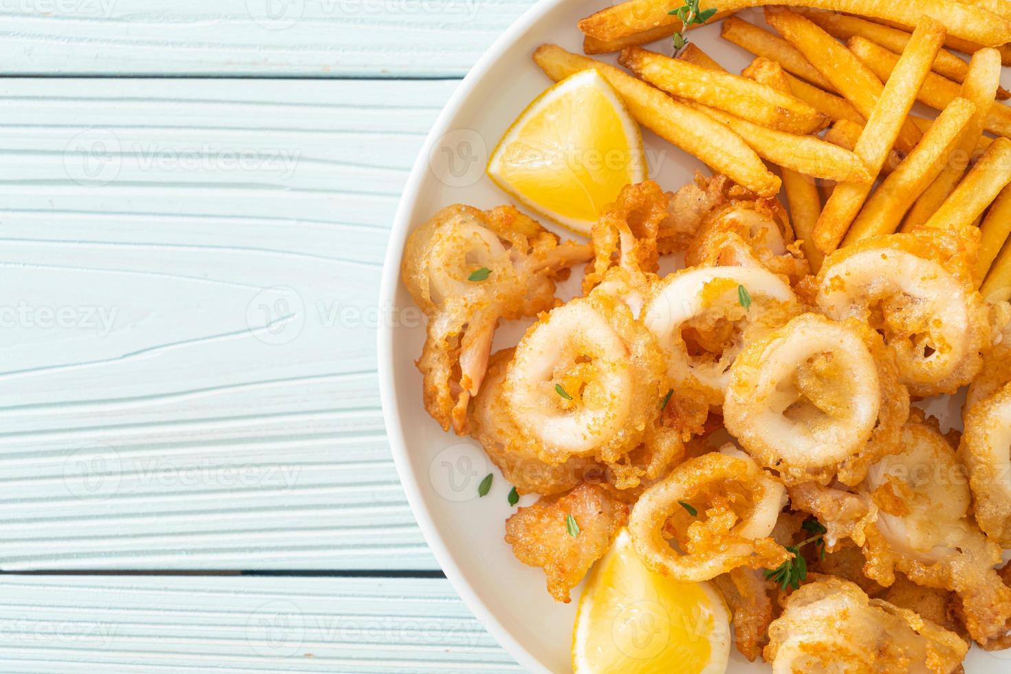 bläckfisk - stekt bläckfisk eller bläckfisk med pommes frites foto