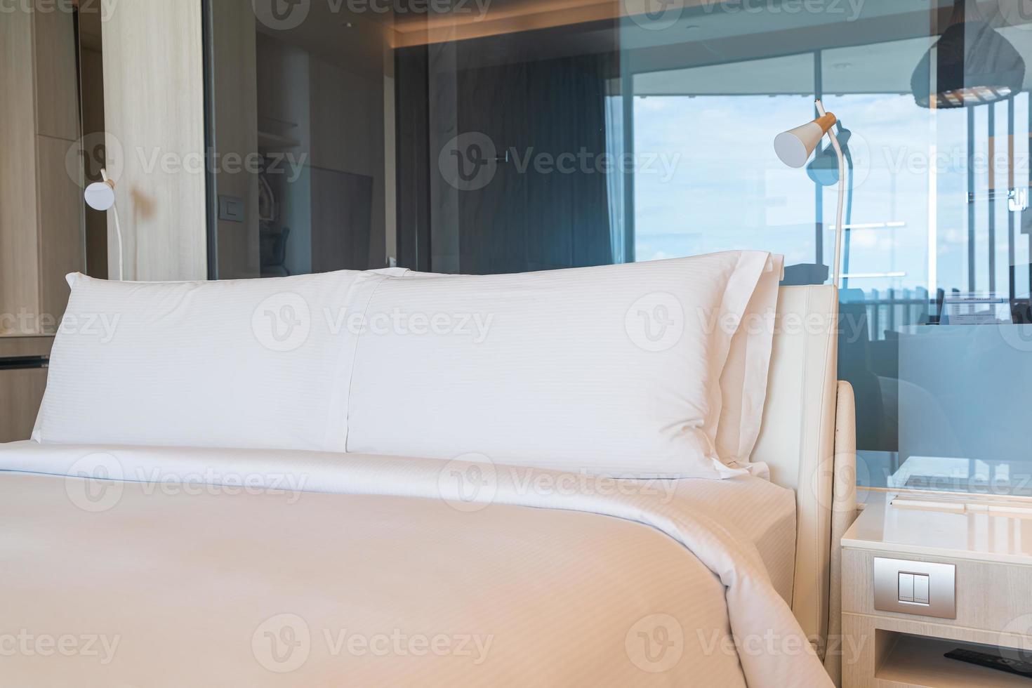 vita bekväma kuddar dekoration på sängen foto