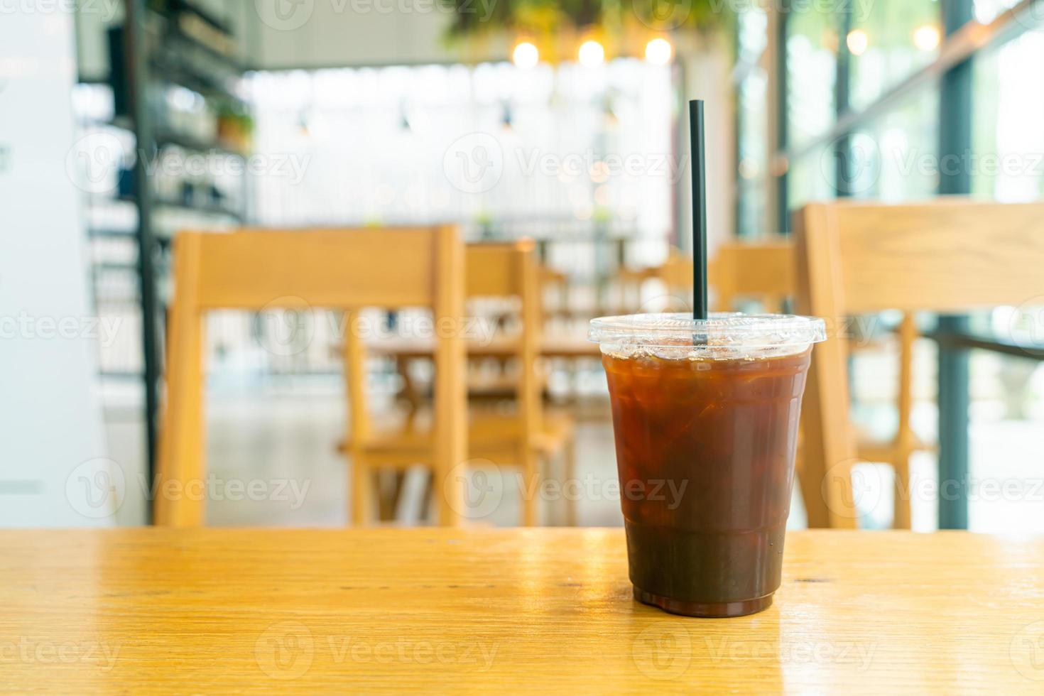 iced svart kaffekopp på bordet foto