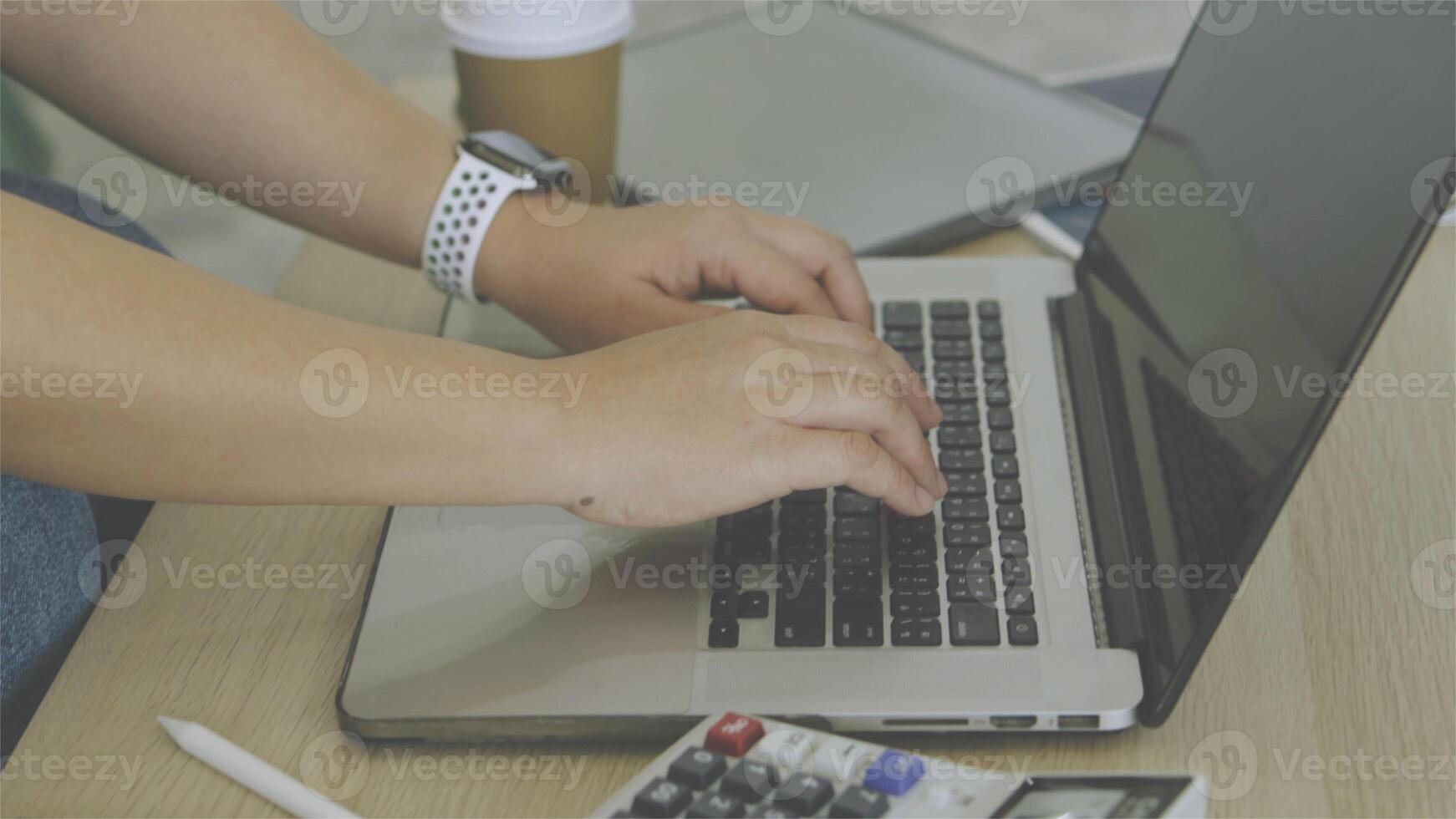 person använder sig av digital läsplatta i kontor foto