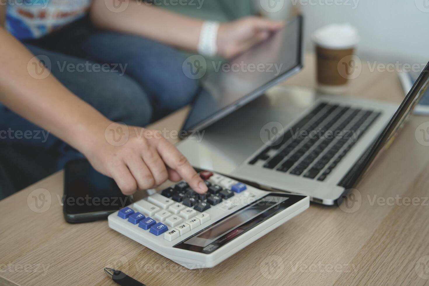 person använder sig av digital läsplatta i kontor foto