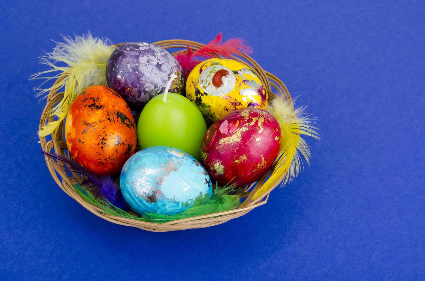 färgade ägg - symbol för firande av påsk foto
