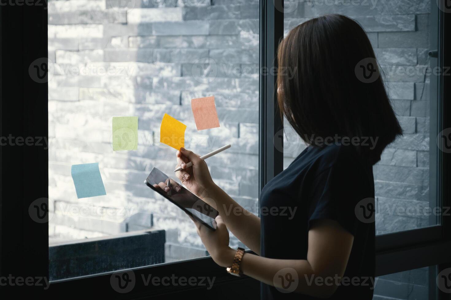 asiatisk företag kvinna tar notera på digital läsplatta. foto