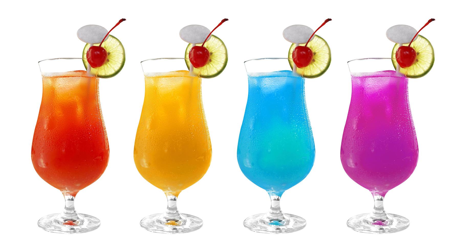 grupp av cocktail från juice på vit bakgrund foto