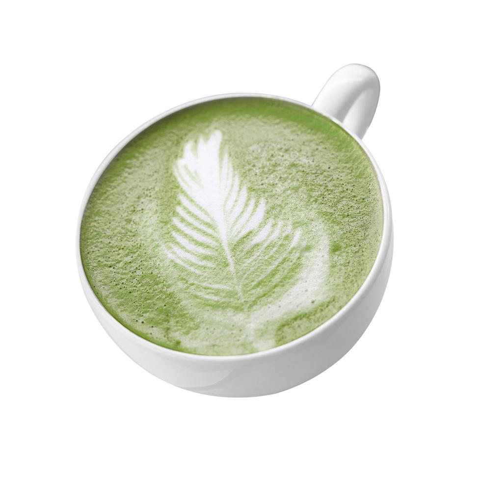 varmt japanskt grönt te i vit kopp på vit bakgrund foto