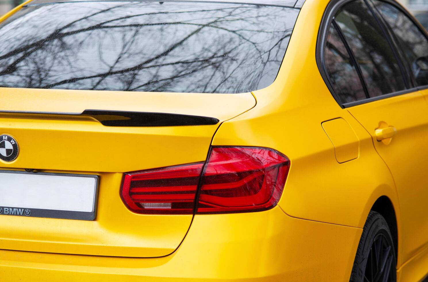 Kiev. ukraina. april 2024. gul bmw bil närbild. led svans ljus Glödlampa av en bil. de bak- ljus foto