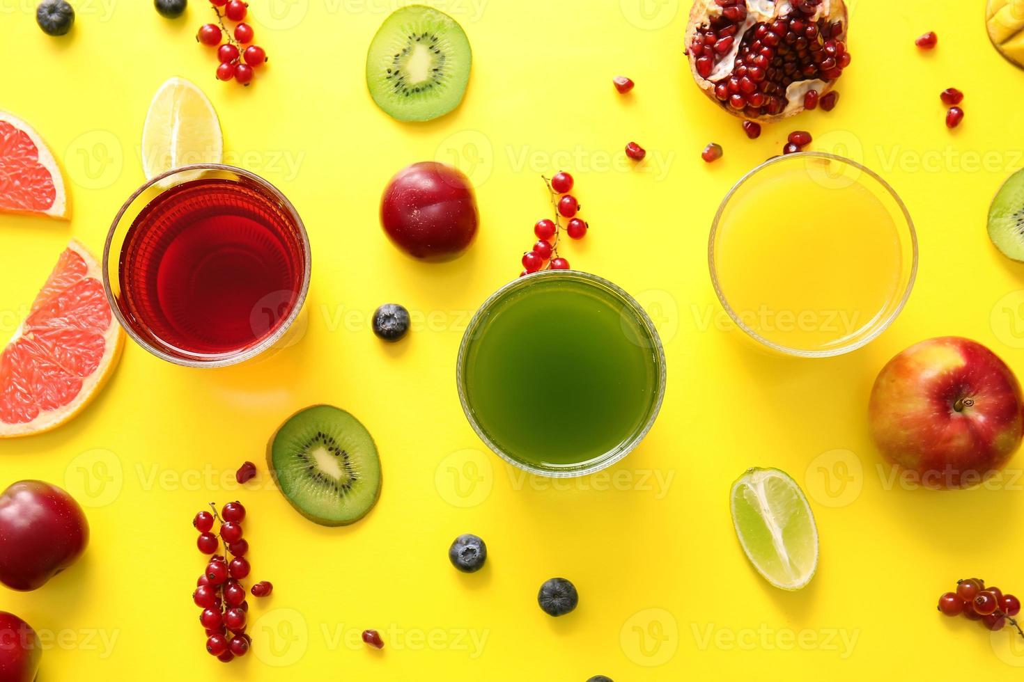 glasögon med hälsosam juice och frukt på färgbakgrund foto