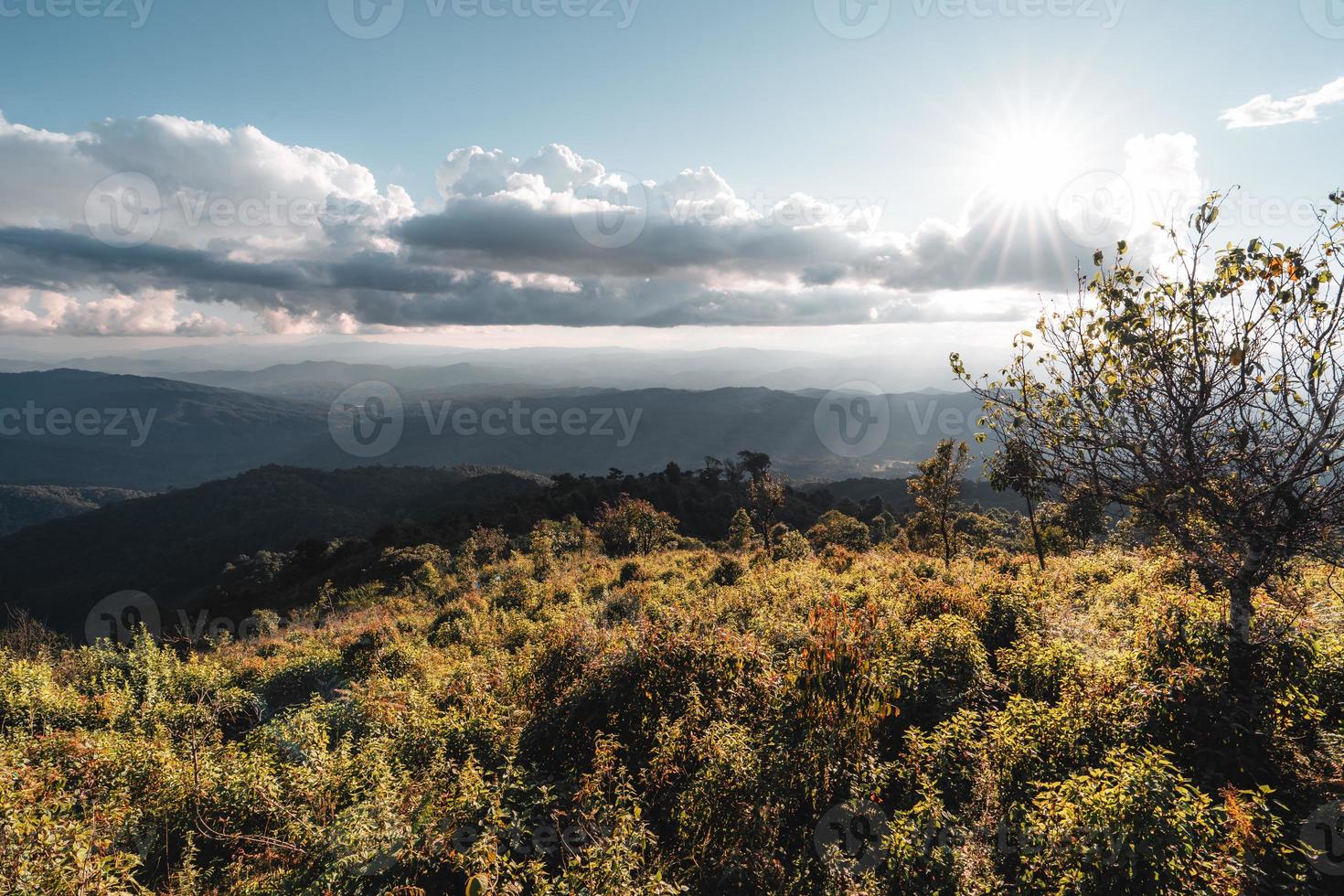 naturskön utsikt över bergen mot himlen under solnedgången foto