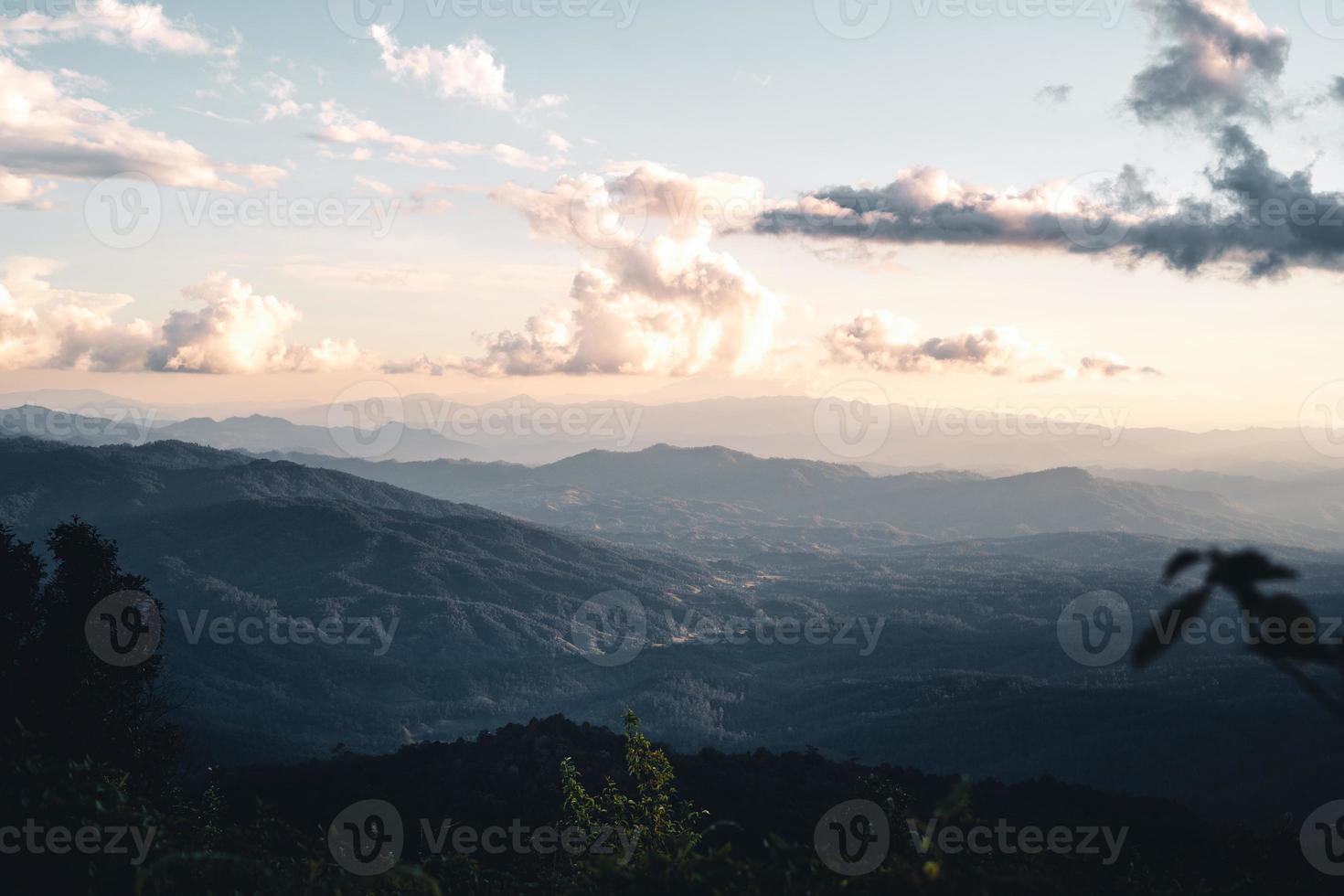 naturskön utsikt över bergen mot himlen under solnedgången foto