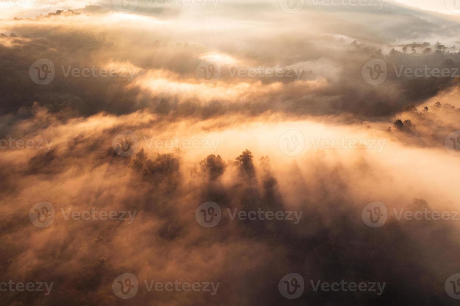 flyger ovanför molnen soluppgång och dimma foto