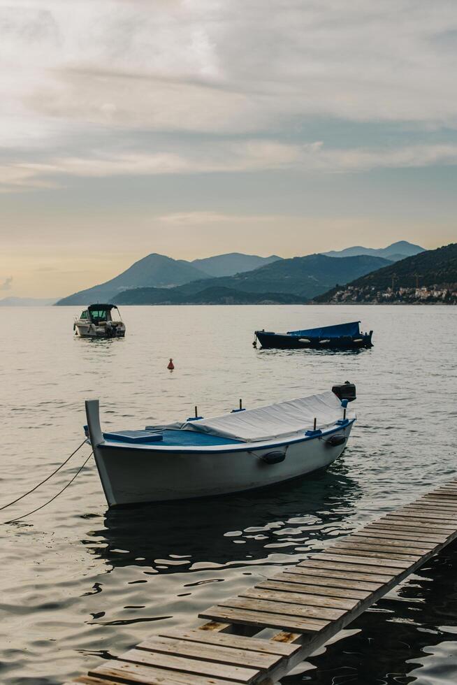 skön båt i de hav nära dubrovnik stad på en solnedgång. foto