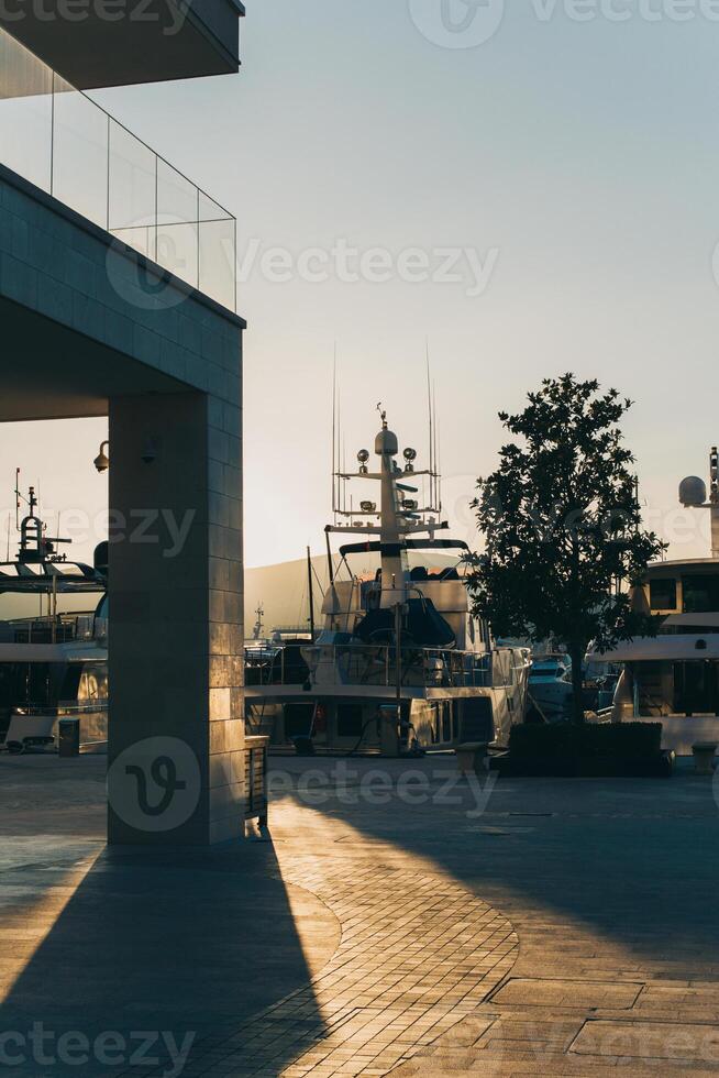 Fantastisk se av en marina och båtar i porto monte på en solnedgång. resa destination i montenegro. foto