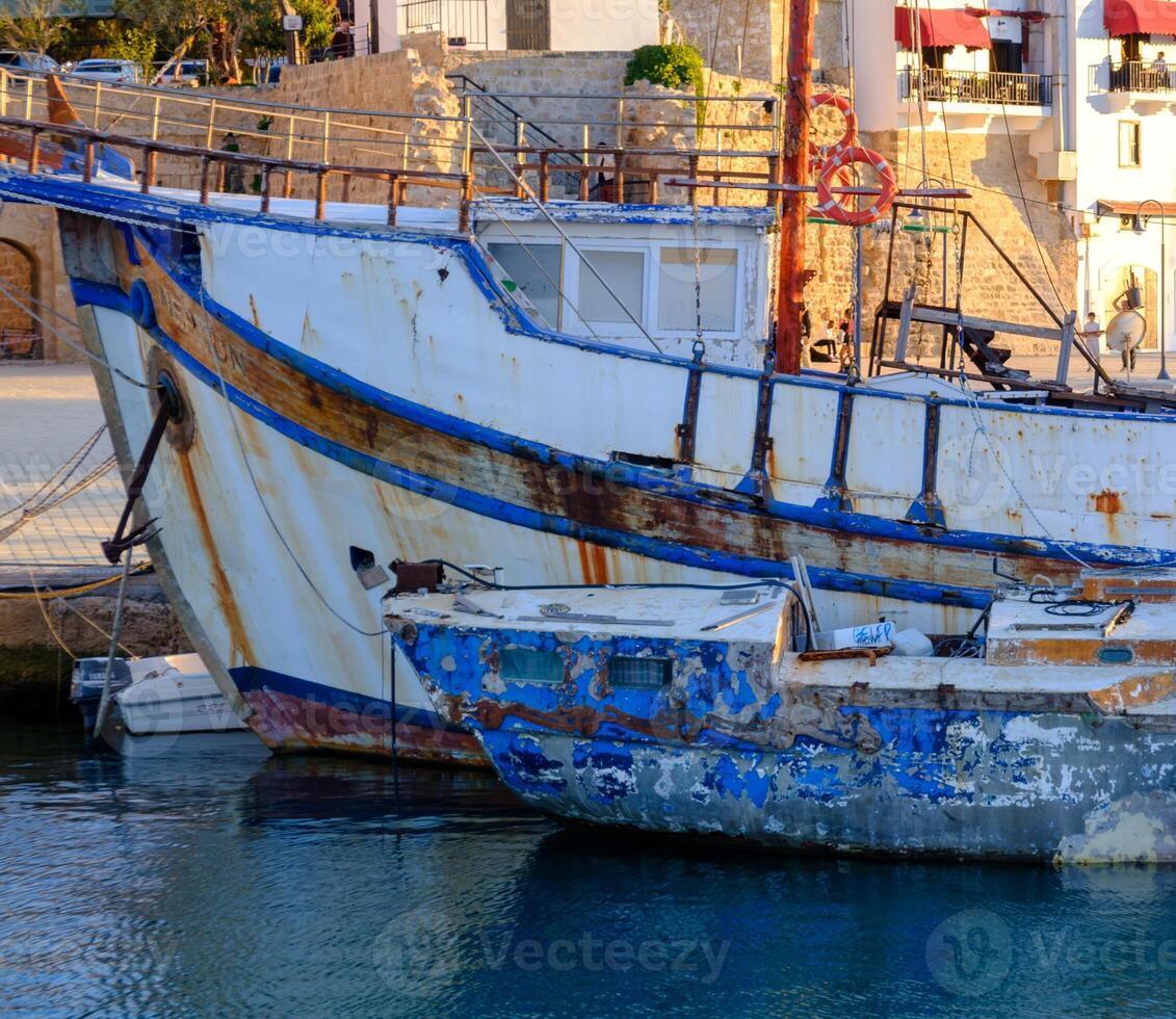 båtar på gammal kyrenia hamn och medeltida slott i cypern foto