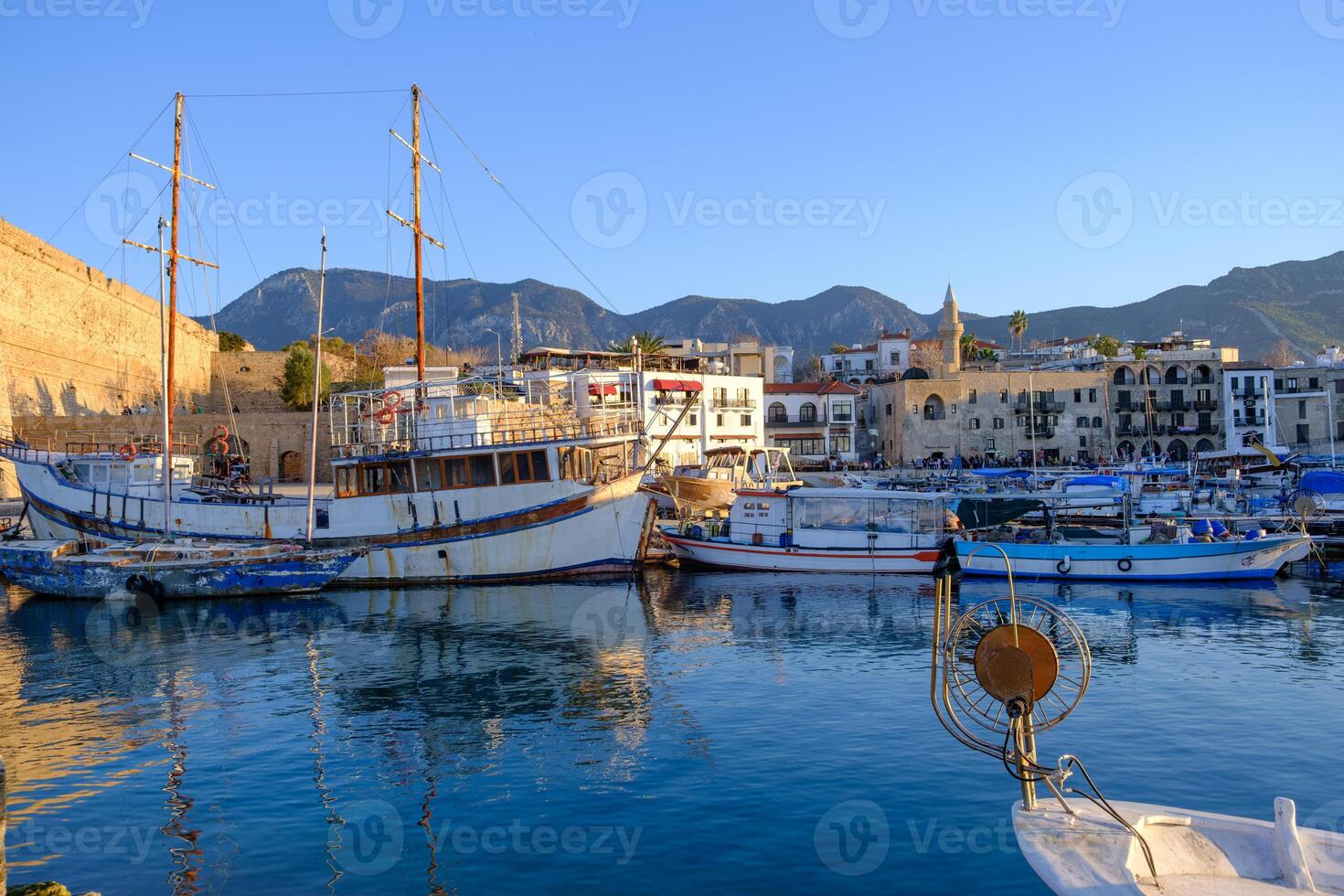 kyrenia hamn och medeltida slott i cypern foto