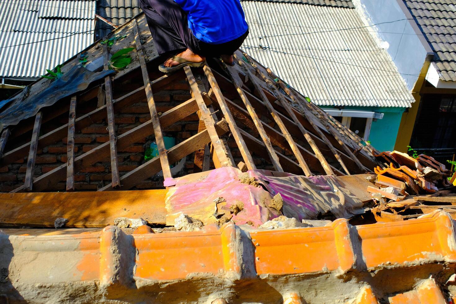 industriell fotografi. konstruktion Arbetar. Foto av demontering de tak av en hus. demontering de tak av en hus till Installera en ny tak. bandung - Indonesien, Asien