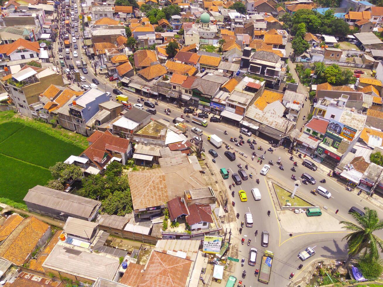 trängsel på grund av till eid hemkomst trafik. topp se av trafik sylt på väg korsning, bandung - Indonesien. transport industri. ovan. mellan städer väg tillgång. skott från en Drönare. foto