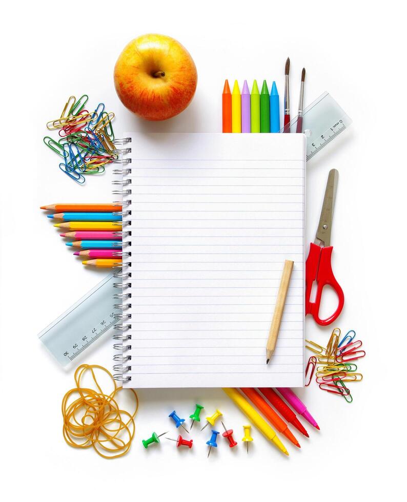 skola brevpapper isolerat på vit, en anteckningsbok med pennor, pennor, äpple foto