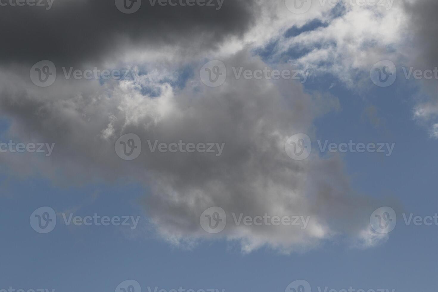 clouds landskap, mulen väder ovan mörk blå himmel. storm moln flytande i en regnig tråkig dag med naturlig ljus. vit och grå naturskön miljö bakgrund. natur se. foto