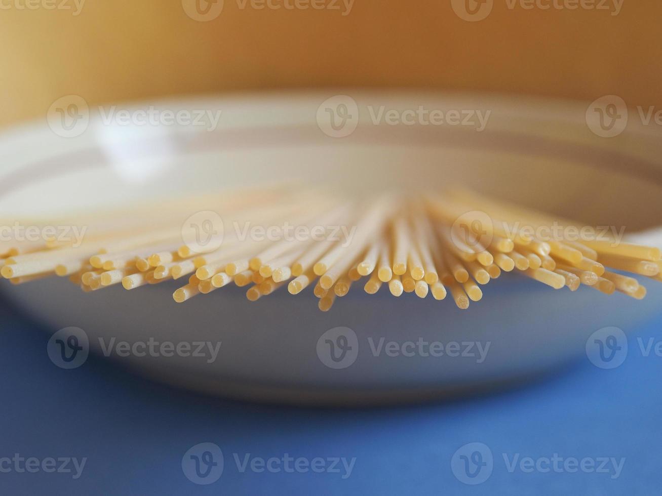 spaghetti pasta i en maträtt foto