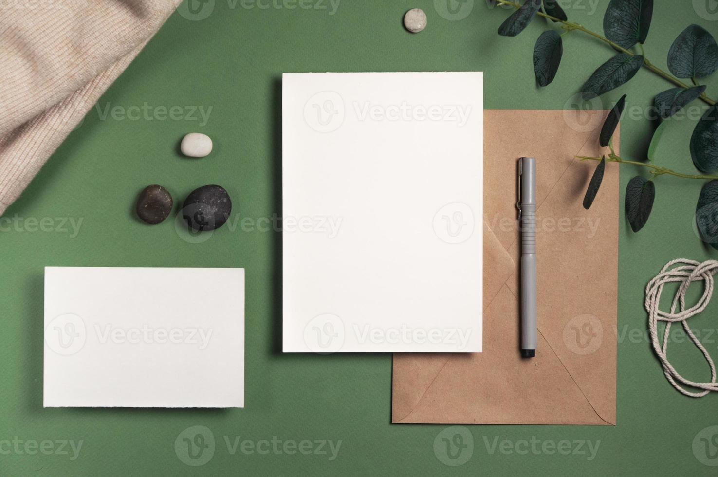 tomt vitt pappersark med en kuvertgrön bakgrund foto