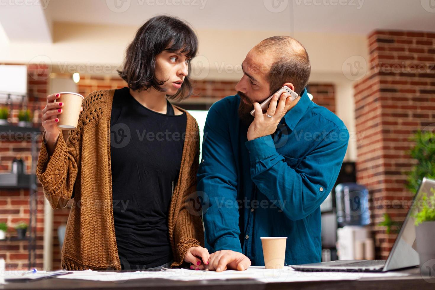 chef pratar i telefon med affärsman diskuterar marknadsföringsstrategi foto