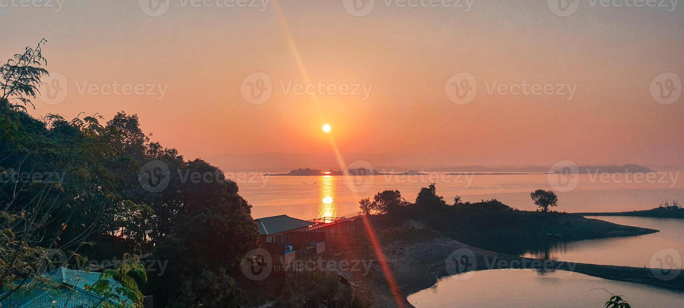 morgon- soluppgång av kulle traktater område av kaptai sjö rangamati foto