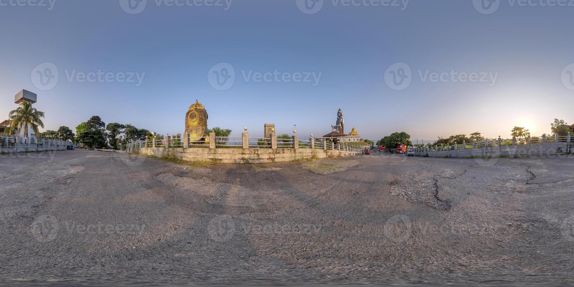 full 360 hdri panorama nära högsta hindu shiva staty i Indien på berg nära hav i likriktad sfärisk utsprång foto