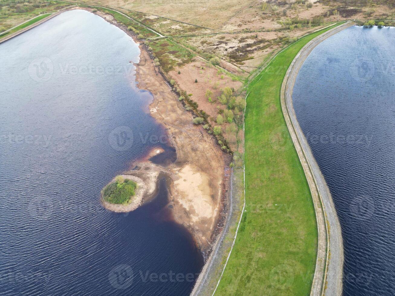 hög vinkel se av mest skön brittiskt landskap på redmires vatten reservoarer över kullar av sheffield stad av England förenad rike, april 30:e, 2024 foto