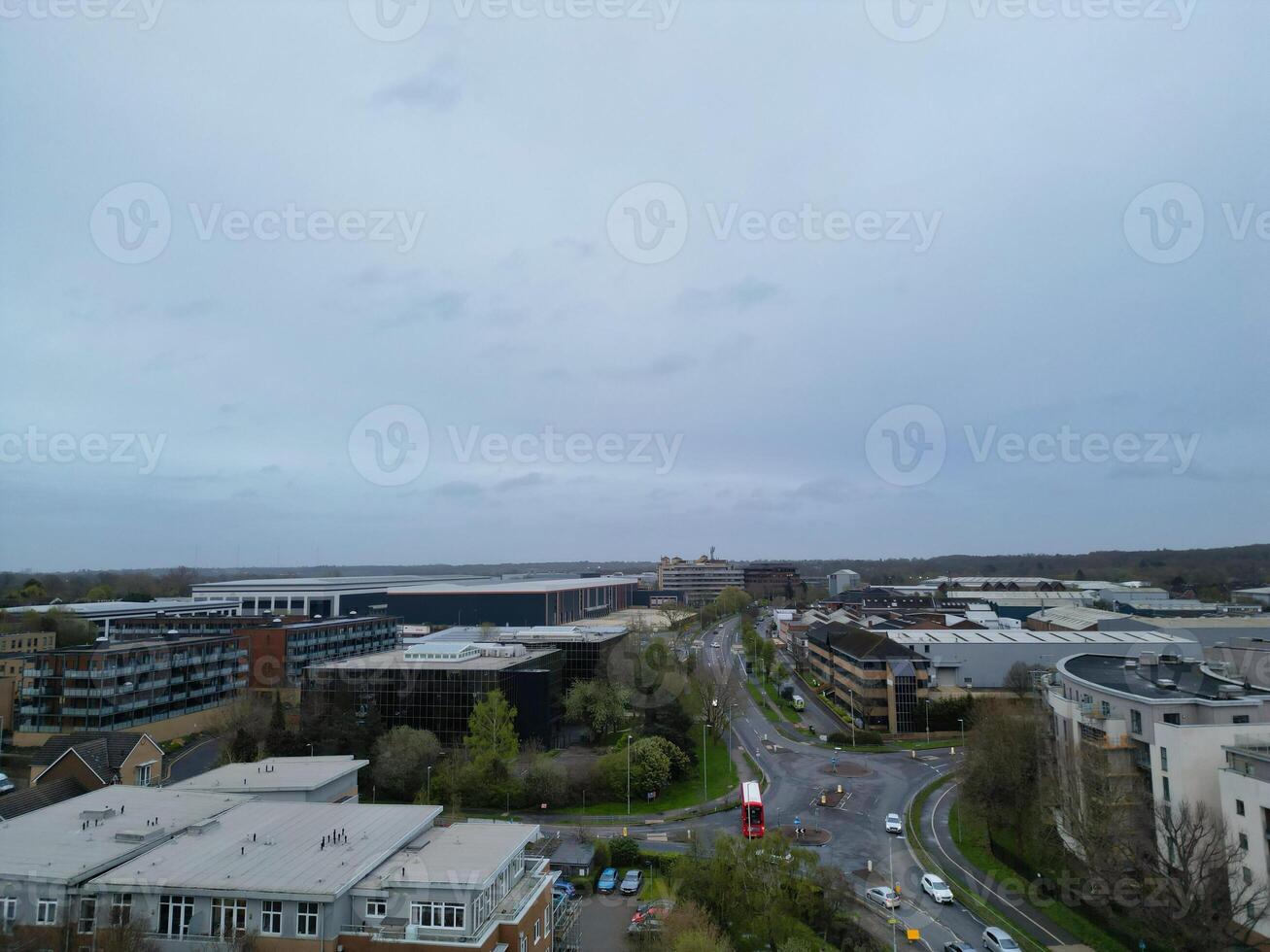 antenn se av central borehamwood London stad av England under molnig och regnig dag, England Storbritannien. april 4:a, 2024 foto