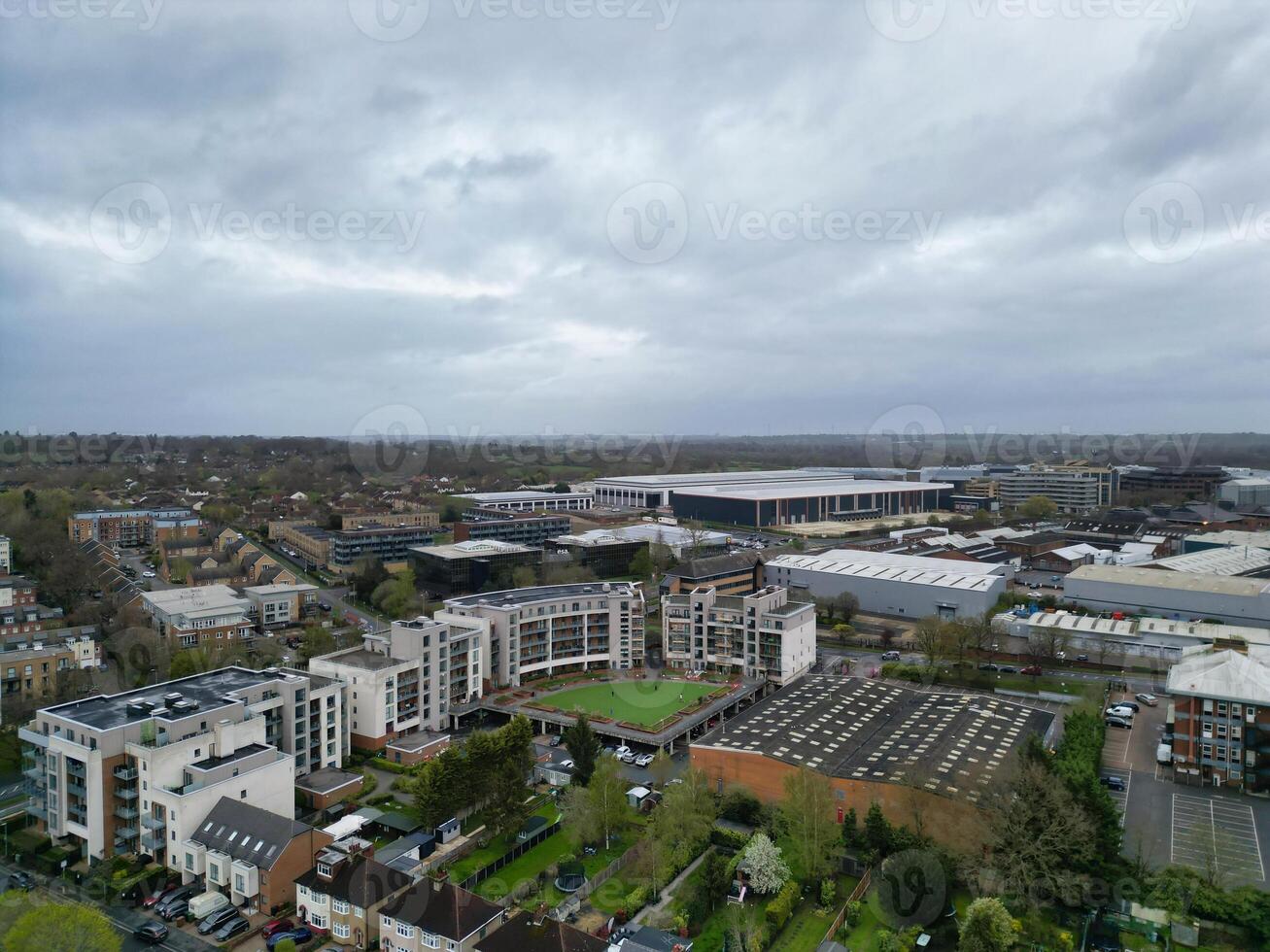 antenn se av central borehamwood London stad av England under molnig och regnig dag, England Storbritannien. april 4:a, 2024 foto