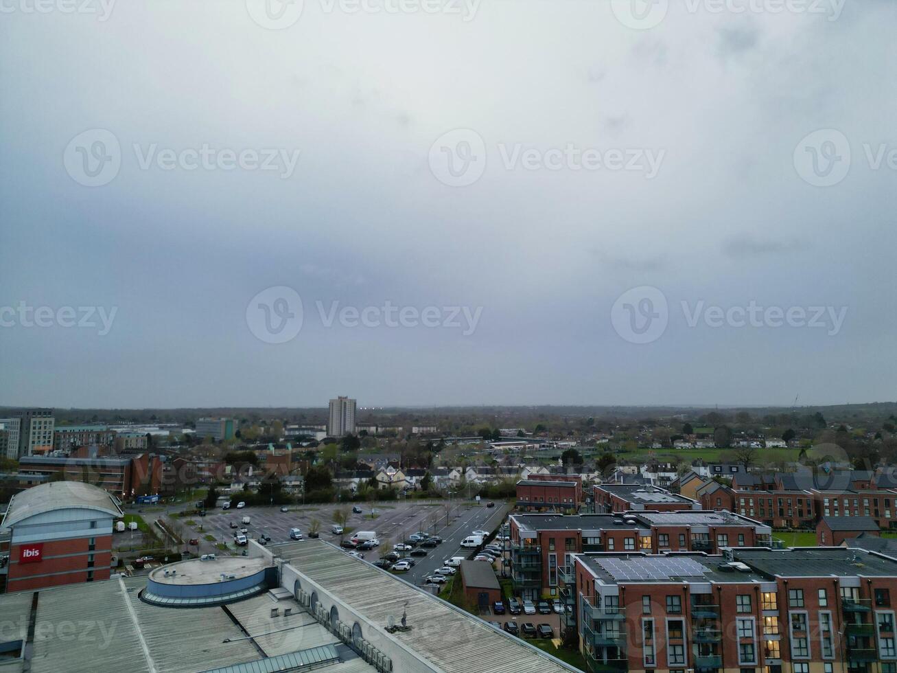 antenn se av central borehamwood London stad av England under molnig och regnig dag, England Storbritannien. april 4:a, 2024 foto