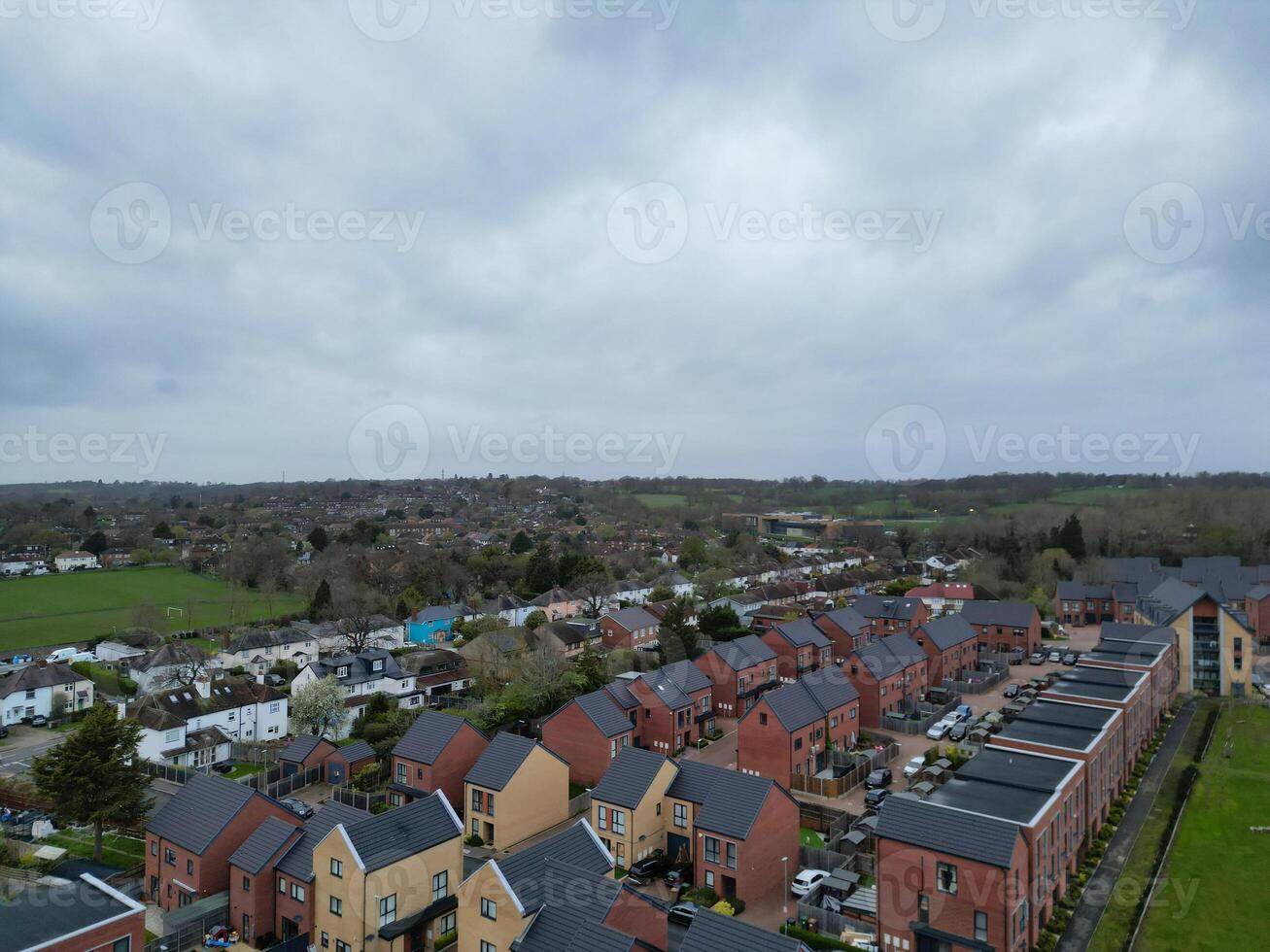 antenn se av central borehamwood London stad av England under molnig och regnig dag, England Storbritannien. april 4:a, 2024 foto