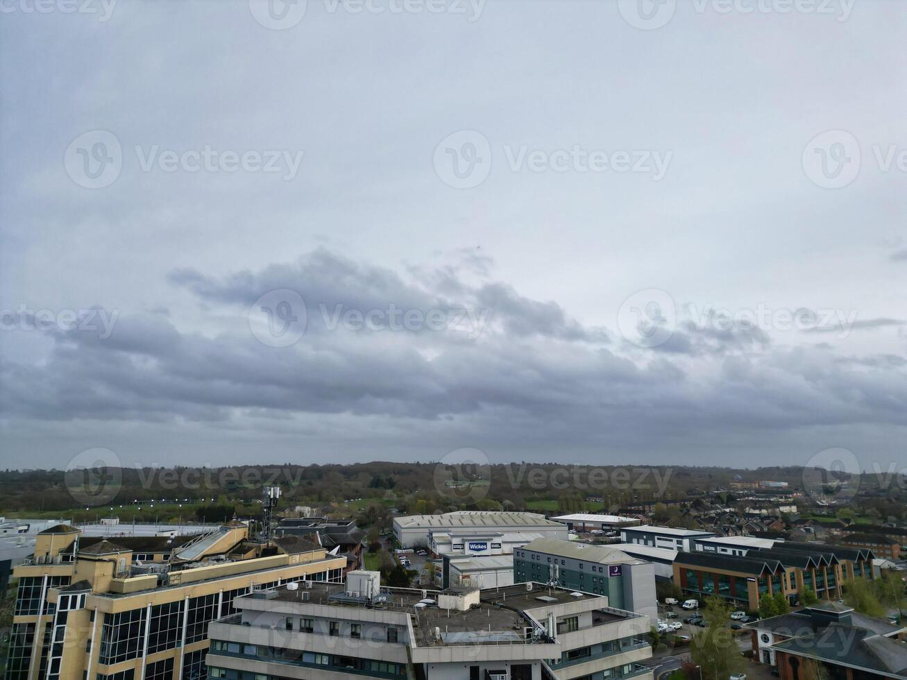 antenn se av elstree London stad av England bra storbritannien under molnig och blåsigt dag. april 4:a, 2024 foto