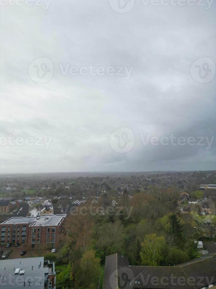 antenn se av elstree London stad av England bra storbritannien under molnig och blåsigt dag. april 4:a, 2024 foto