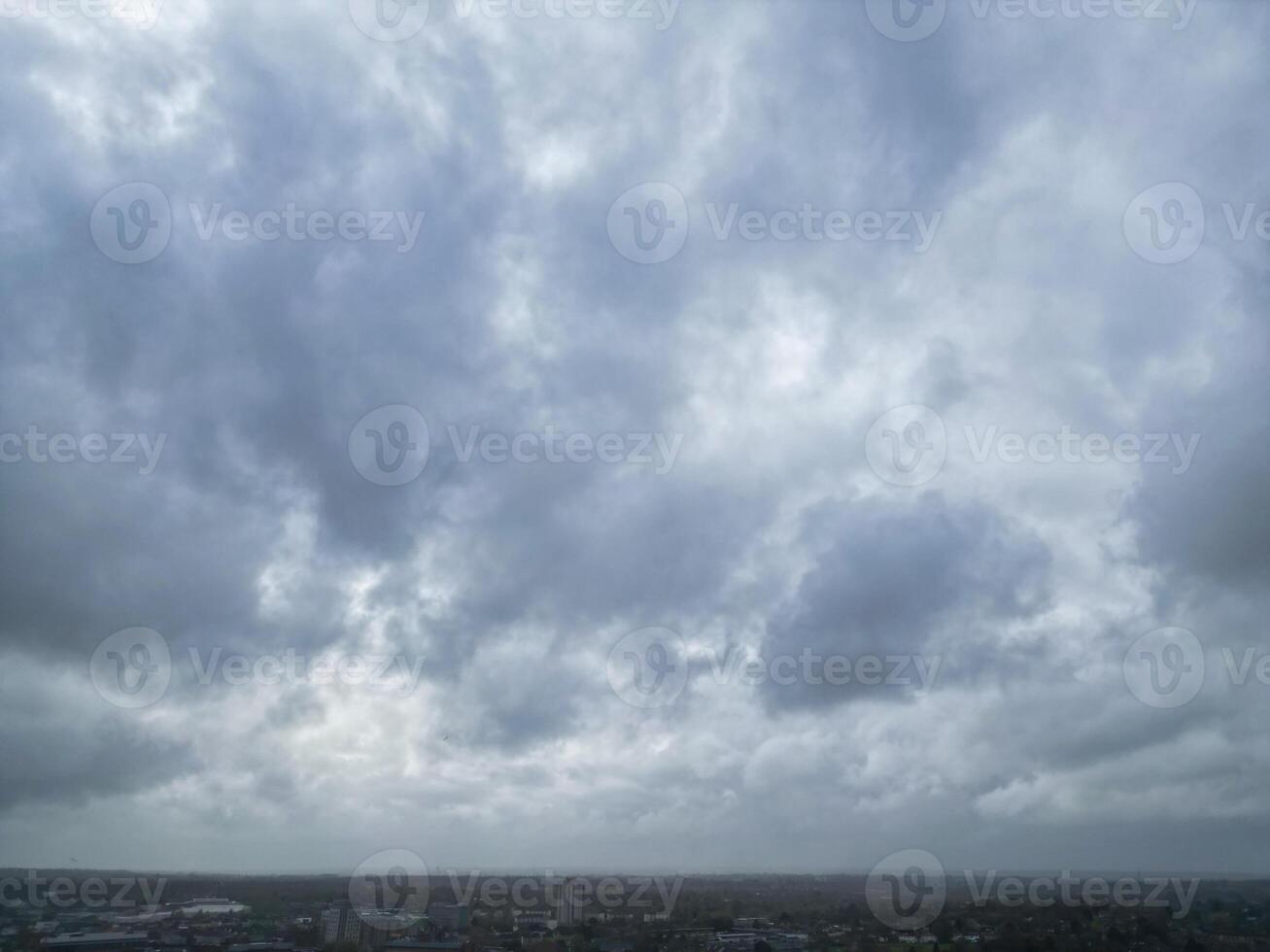 antenn se av elstree London stad av England bra storbritannien under molnig och blåsigt dag. april 4:a, 2024 foto