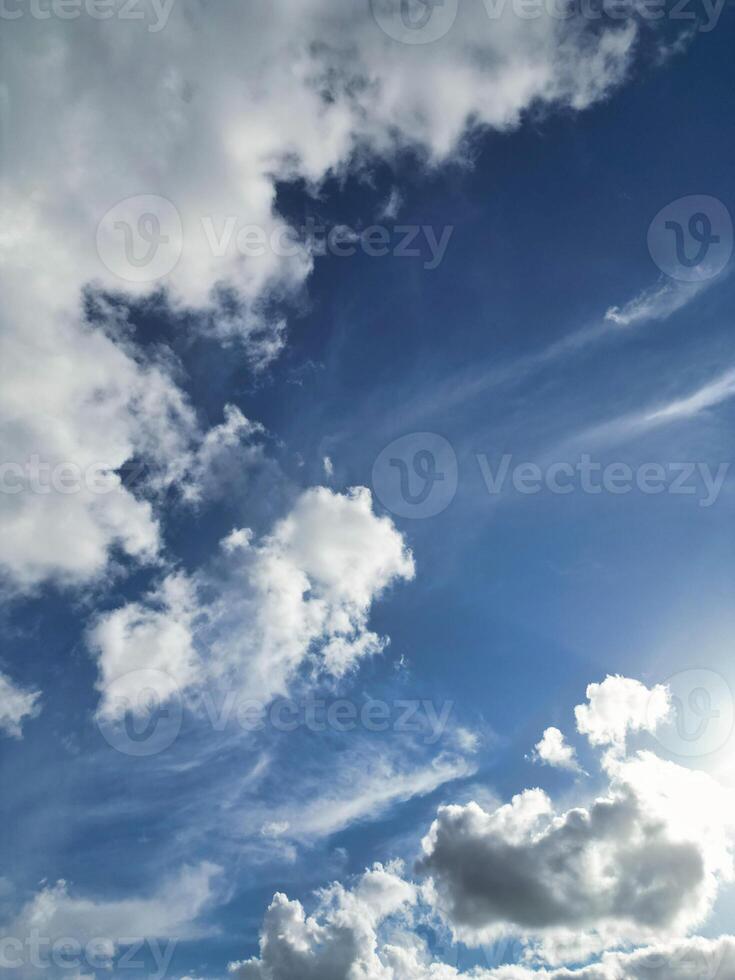 skön himmel med dramatiska moln över birmingham stad av England förenad rike, Mars 30:e, 2024 foto