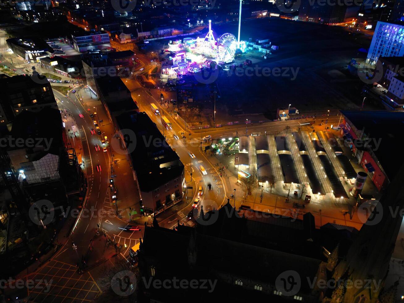 antenn natt se av upplyst stad Centrum byggnader av birmingham central stad av England förenad rike. Mars 30:e, 2024 foto