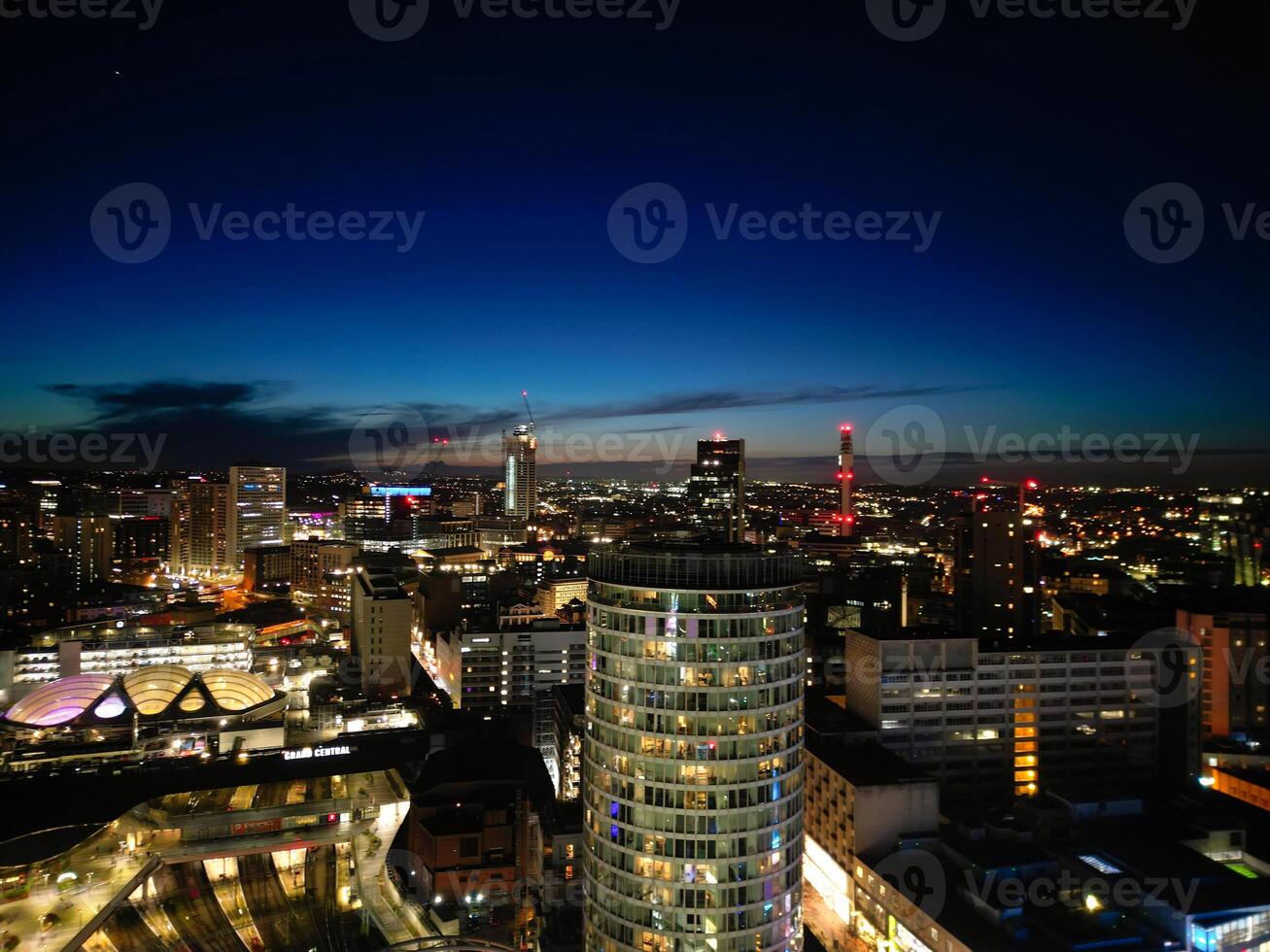 antenn natt se av upplyst stad Centrum byggnader av birmingham central stad av England förenad rike. Mars 30:e, 2024 foto