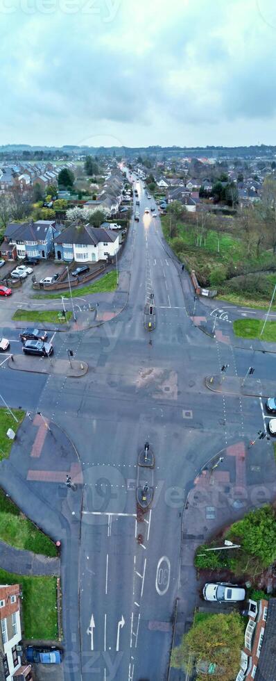 hög vinkel panorama- se av luton stad under molnig och regnig solnedgång. luton, England Storbritannien. Mars 26:e, 2024 foto