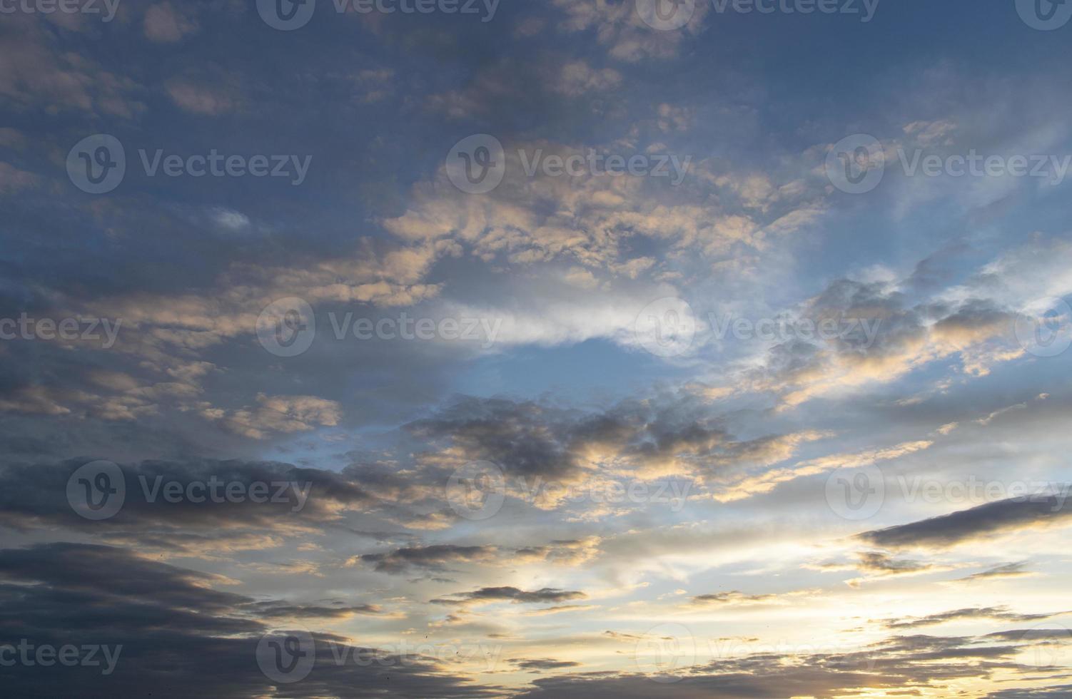 panoramautsikt över rosa moln på himlen vid solnedgången foto