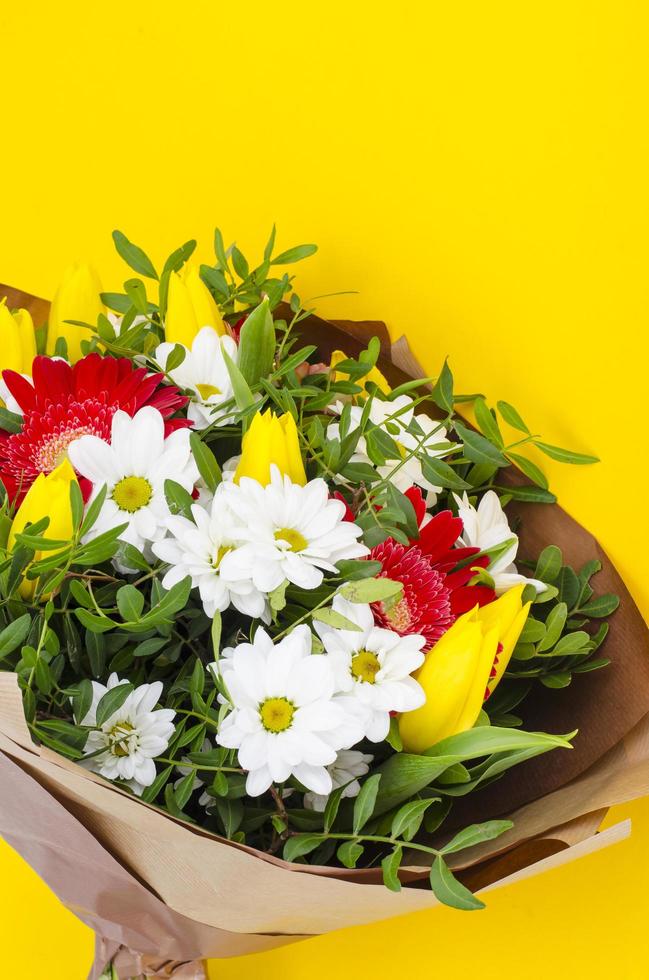 läcker bukett blommor på gul bakgrund. studiofoto. foto