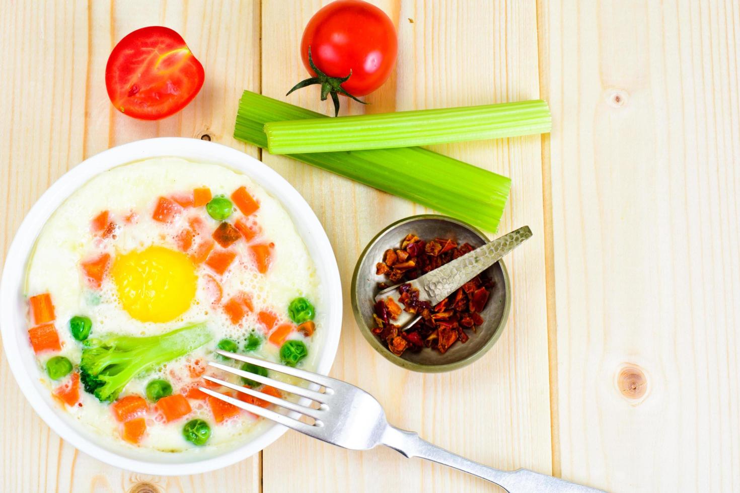 hälsosam och dietmat. äggröra med grönsaker foto