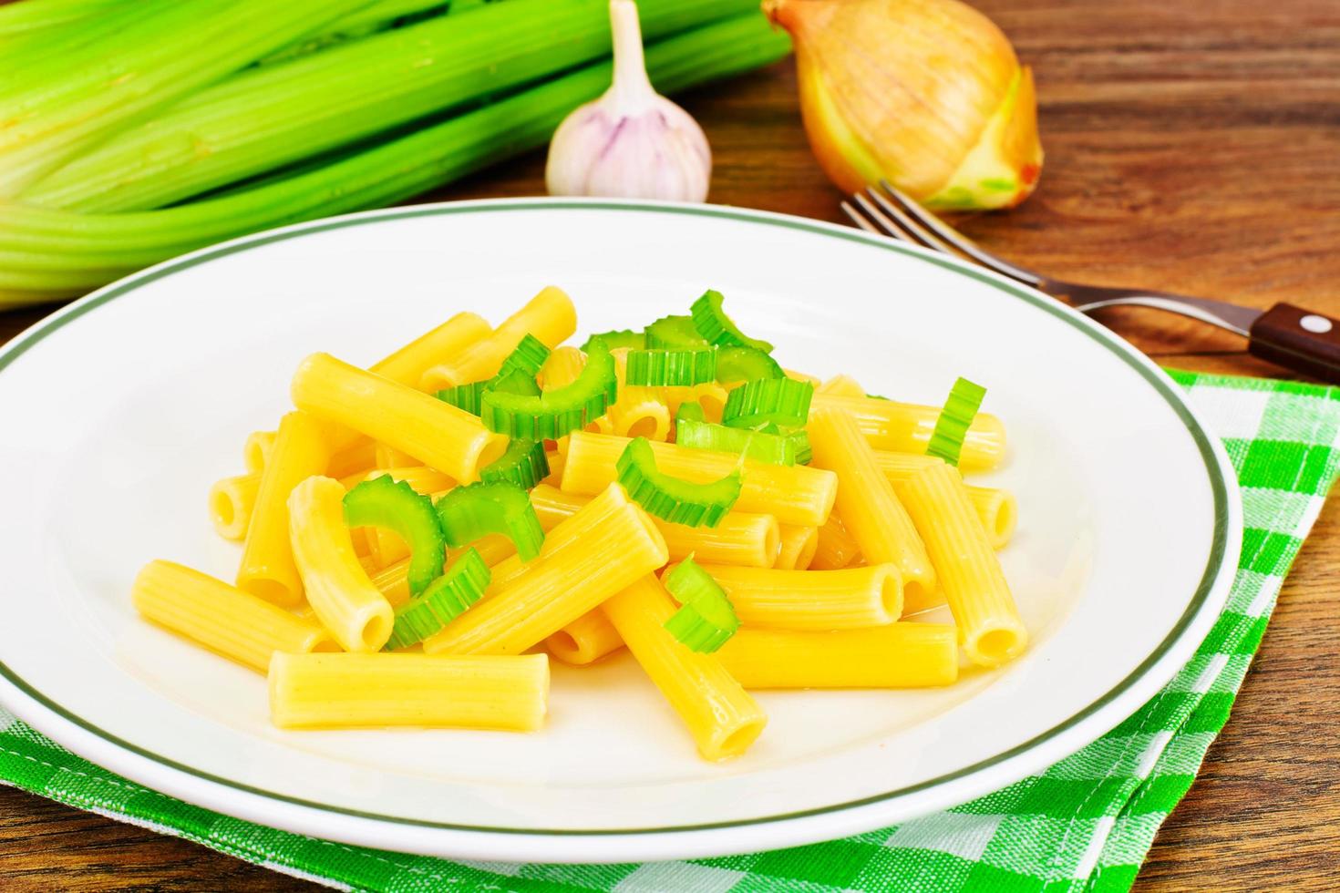 pasta med selleri. kosträtter foto