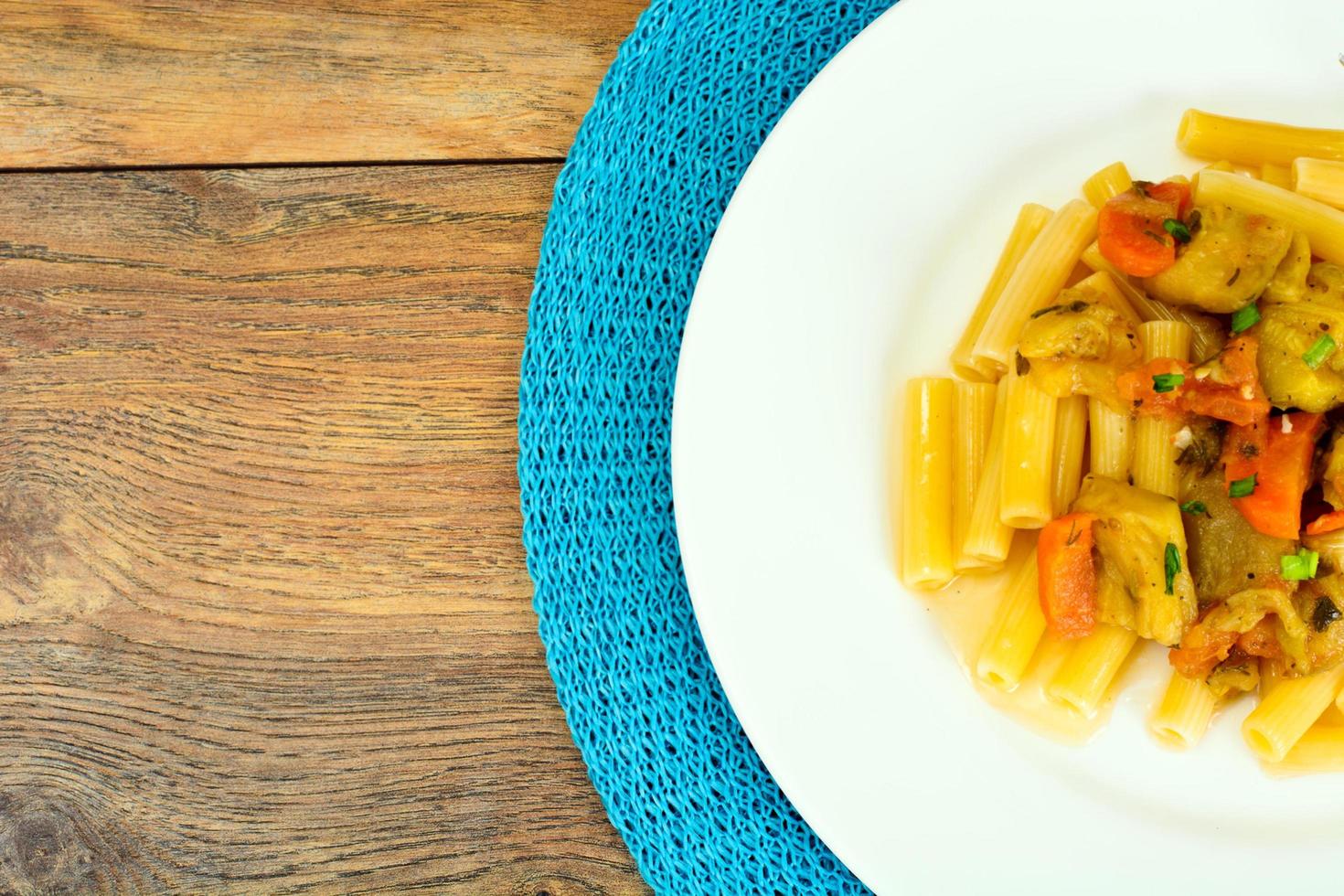 pasta med stuvade grönsaker foto