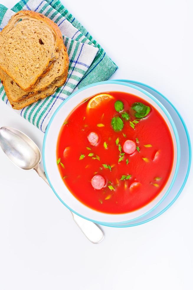 tomatsoppa i tallrik. nationella italienska köket foto