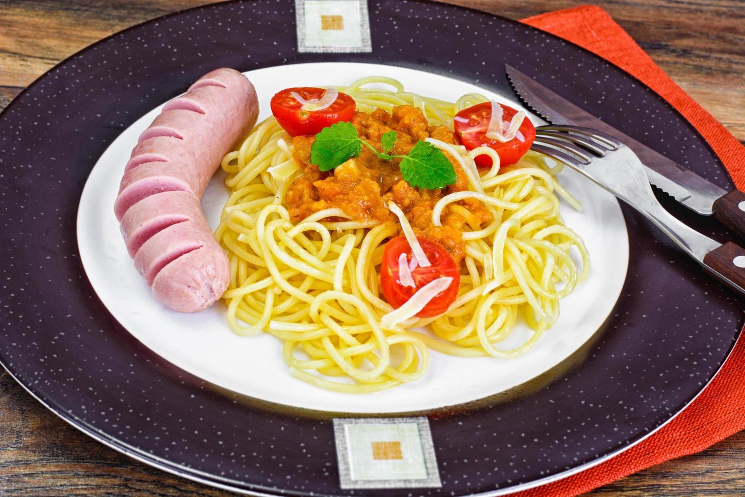 pasta med korv och squash kaviar på tallrik foto
