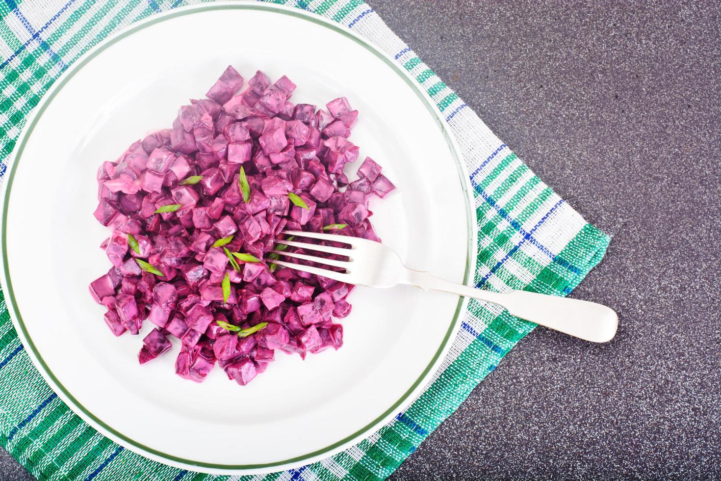 sallad av kokta rödbetor med yoghurt foto