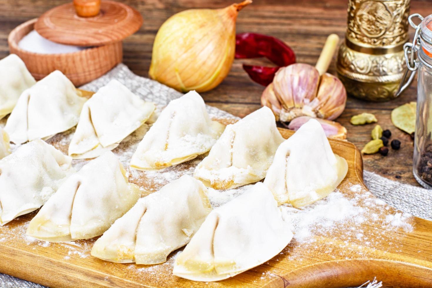 hemgjorda dumplings, rysk pelmeni foto