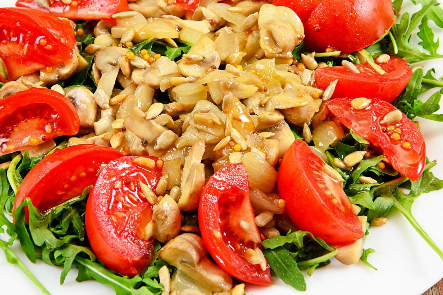 sallad med tomater, champinjoner, ruccola och solrosfrön foto