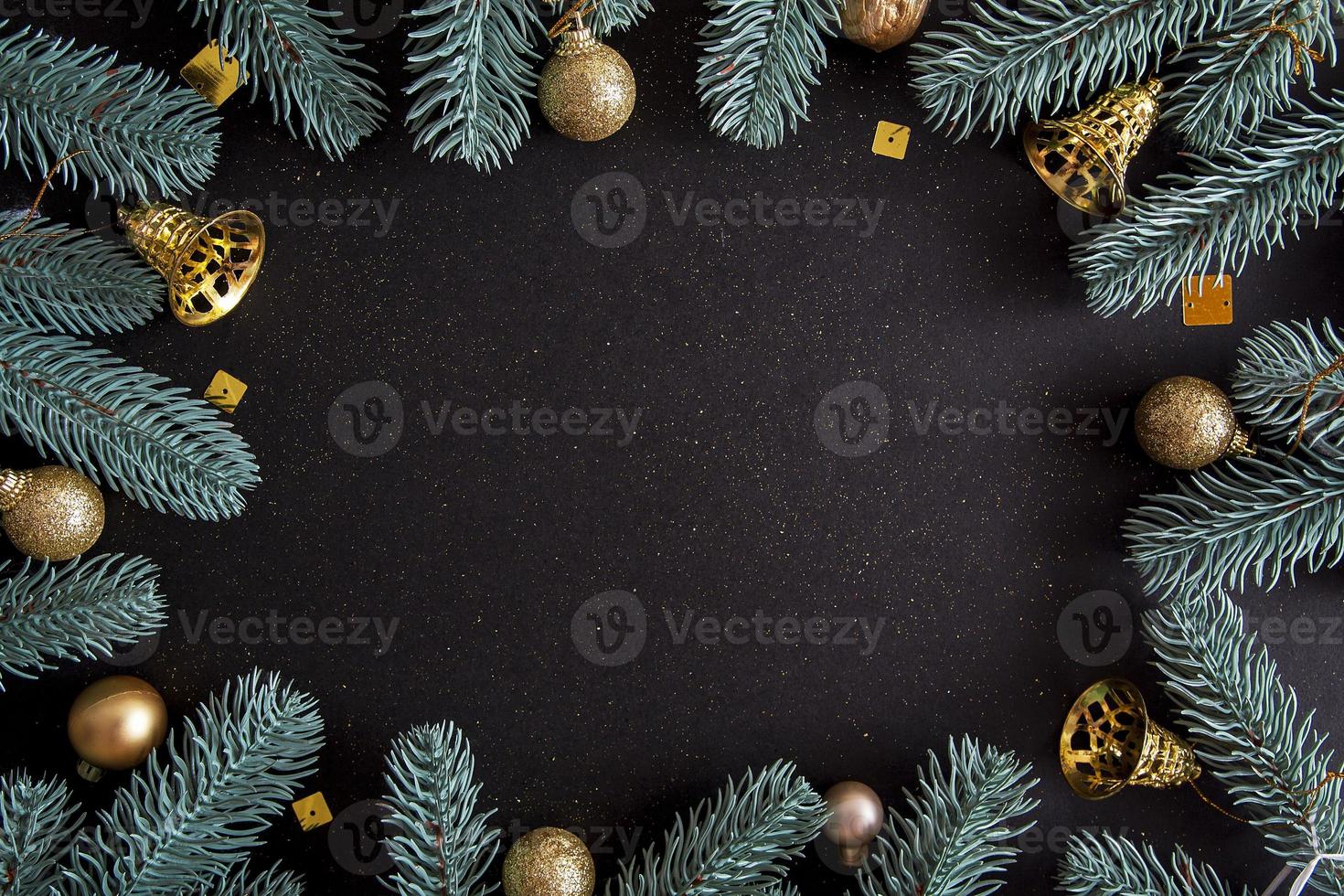 ovanifrån god jul svart bakgrund dekorerad med gott nytt år julgran grenar och grannlåt med kopia utrymme. vinter julkort dekoration festligt roligt koncept, platt låg. foto